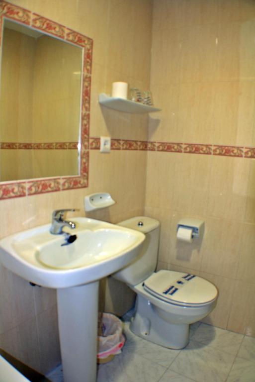 Hostal Carlos I La Linea de la Concepcion Phòng bức ảnh